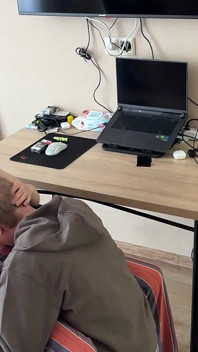 Přítel mě pozval, viděla jsem jeho velký vztyčený penis, nemohla jsem se postavit a požádala ho, aby přišel, ošukal mě a udělal se