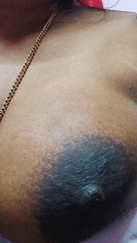 Schöne indische ehefrau ermutigt ihren ehemann, sex zu haben
