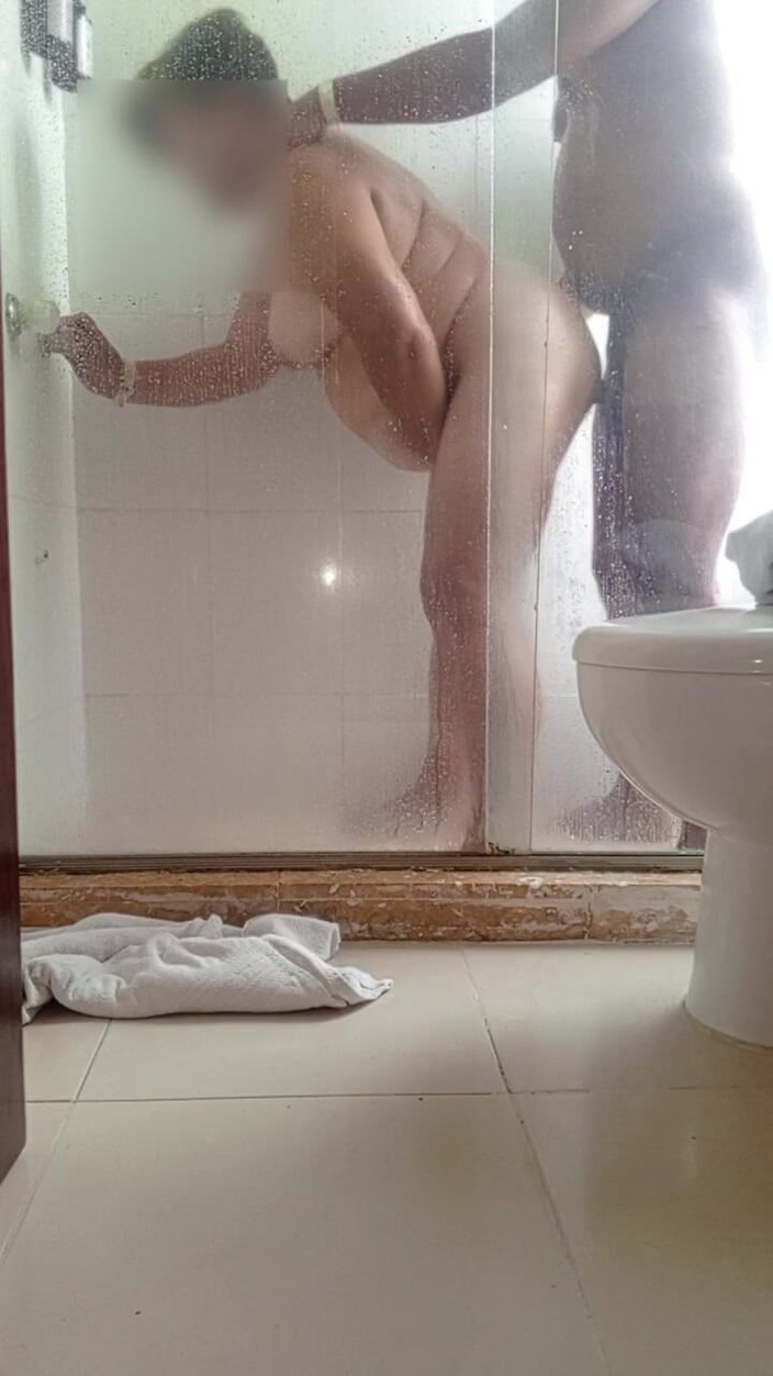 Milfta boohot: Šukání milf nevlastní matky v hotelové koupelně