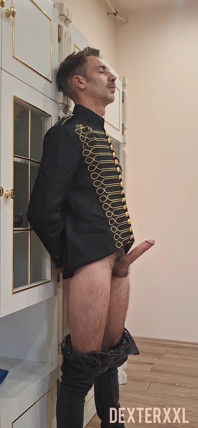 Thomas. Tati suge pula tânără. Pișare după Cem.