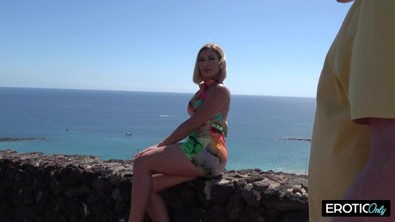 German bitch hunter: MILF blonde Jerman miang kongkek bertiga di luar dengan dua...