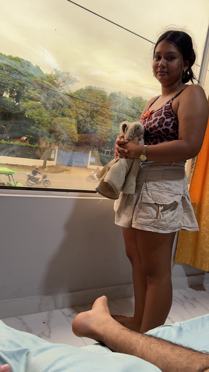 EMY_AND_JONH: 她喜欢在大家从窗边跳到我的鸡巴上