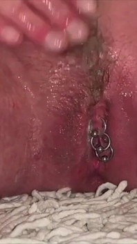 Rasiere meine gepiercte muschi