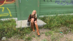 Miley Weasel: La calda bionda si fa riempire il culo e tutti...