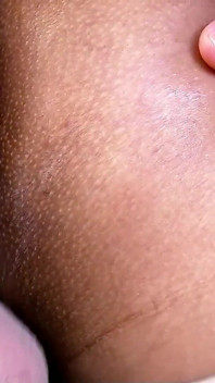 Bujna latynoska MILF Perla zerżnięta w dupę w trójkącie