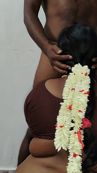 Une femme au foyer tamoule indienne se fait baiser par son mari avec un ami infidèle à la maison