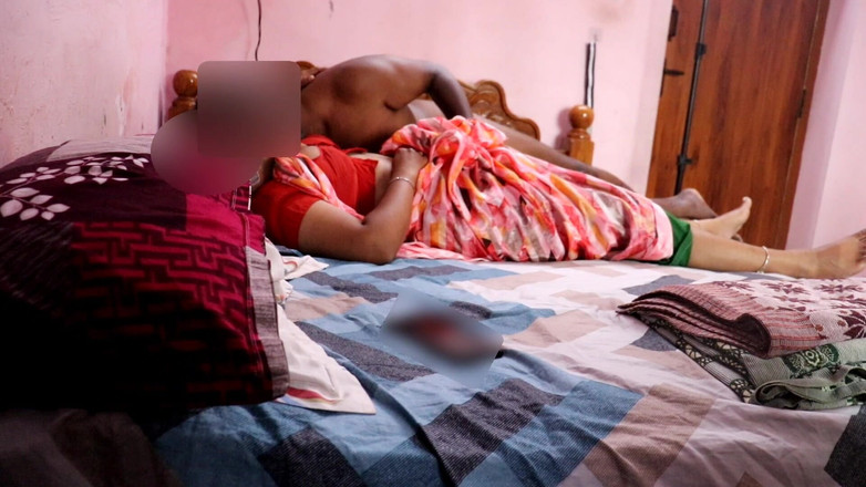 Black & white desicat: Storbröstad indisk hemmafru i Saree fitta fingrade