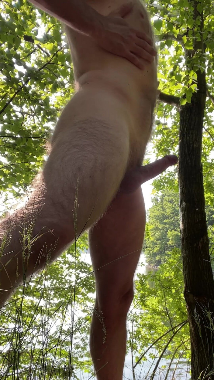 xandronX: 나는 숲에서 알몸으로 자위하는 것을 좋아합니다.