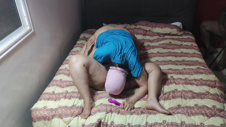 Arabic lesbian: Une lesbienne arabe fait l’amour