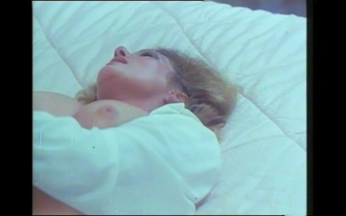 Rocco Siffredi 35mm: Sexy MILFka s chlupatou kundičkou ošukaná do zadku a vystříkaná...