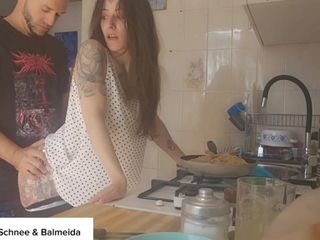 Home fuck: Tôi đang đụ cô ấy trong khi cô ấy đang nấu ăn