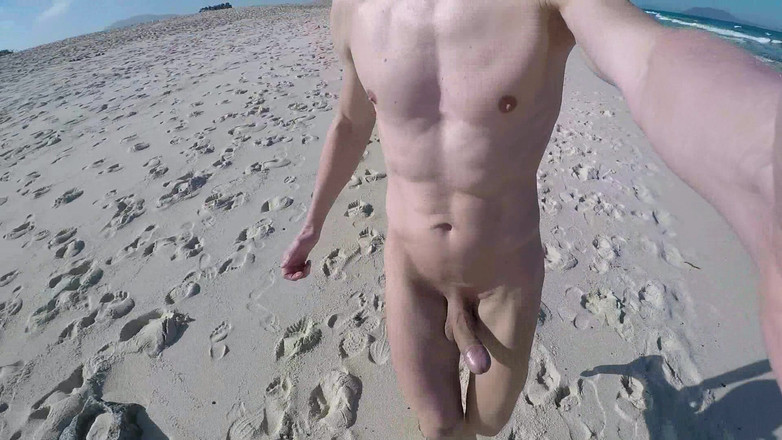 outdoor-fun: Correrse desnuda con erección en la playa 1