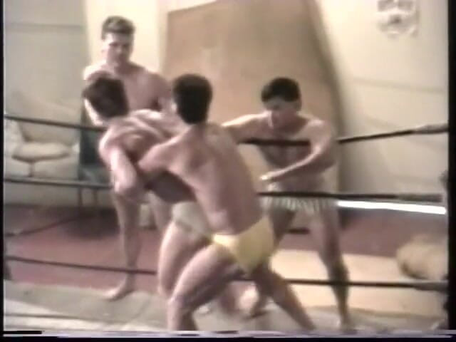 Gays Case: Dos hombres sexy luchan con wedgies en pantalones breves