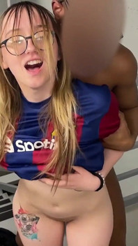 축구 경기장 복도에서 Psg 팬들에게 따먹히는 바르셀로나 지지자!!