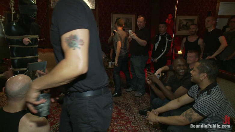Bound in public: Рабыня большого члена публично унизили и застукали на празднике спермы.
