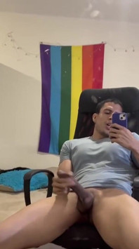 Krásný Kolumbijec s XXL penisem hledá zadek, který by mu zlomil zadek