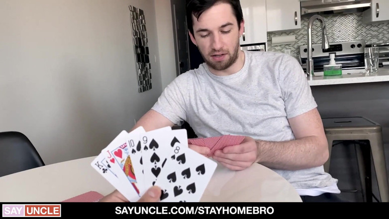 Say Uncle: Lo strip poker porta a una scopata senza preservativo