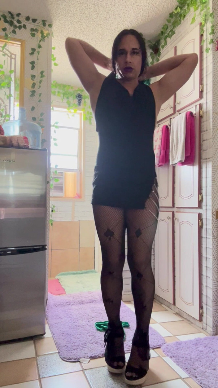 TSJade95: 그녀는 스타킹을 입고 스트립쇼를 하지 않아