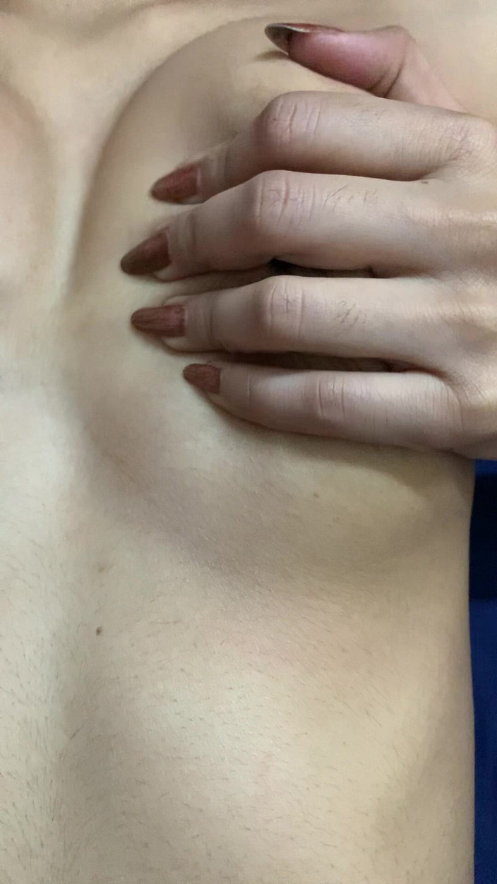 Riya mickey: Mijn stiefbroer kwam van de universiteit en zag me zijn...