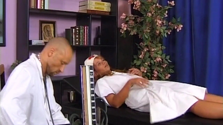 Bangora clips: Redhead Nurse Spreads for Doctor Deep Exam