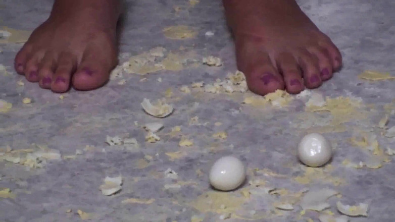 Foot Girls: Brunette verplettert eten in de keuken