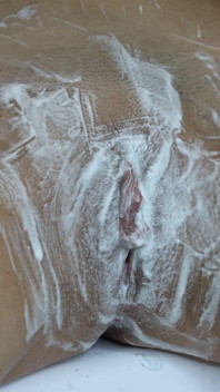 Haarige vagina mit Trimmer und Rasiermesser rasieren! Nahaufnahme!