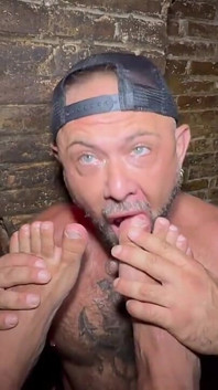 Extraño En El Cuarto Oscuro: Curioso Oso De Rugby Cruising Recibe Una Sorpresa
