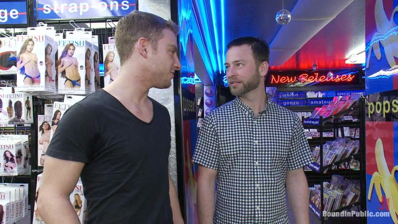 Bound in public: Geile männer nehmen einen schwanzigen Hustler in einem belebten Sex-Arcade...