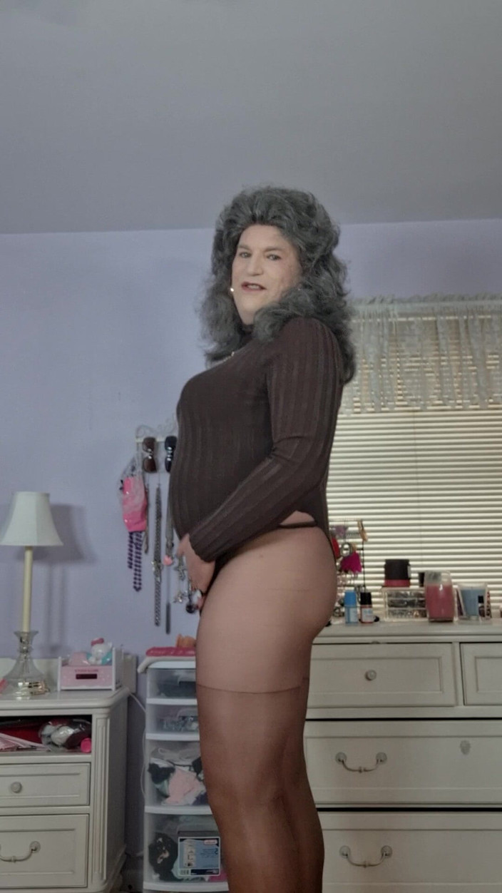 Victoria Lecherri: 내 부드러운 몸을 만지는 핫한 젊은 남자가 필요해!