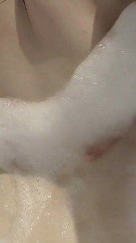 Waiting for a big and hard dick with me in the bath