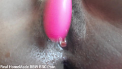 Super sexy ebony cuties: バイブレーターでクリトリスを刺激する激しい潮吹きオーガズム