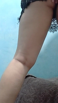La figa grande di sange pulcino si bagna e balla con un dito alla figa
