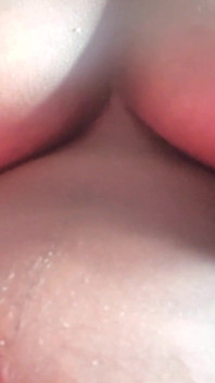 私の小さなおっぱいをマッサージする