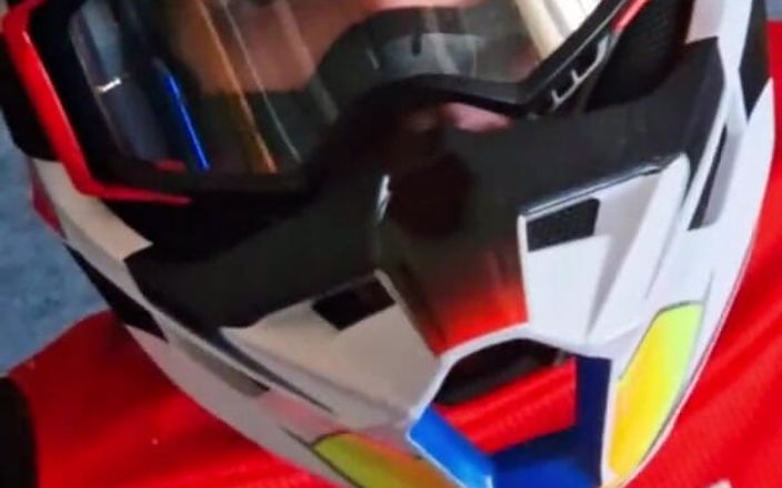 Sneakersmax98: Azgın adam motocross mxhelmet'imde mastürbasyon yapıyor