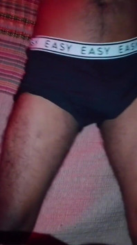 Un black sexy en sous-vêtements gémit, fait du dirty talk jusqu’à ce qu’il jouisse fort, orgasme puissant