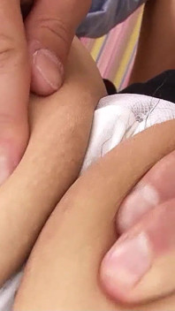 Un beau-père amène une étudiante asiatique mince à l'orgasme