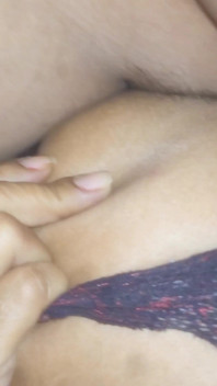 Morena flexível e madura tem uma bunda muito larga