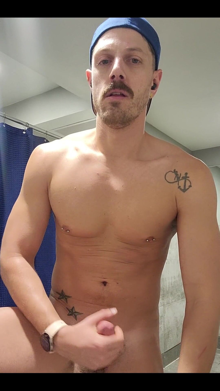 KingB8er: 나는 탈의실에서 구부리고 과시하는 것을 좋아해요!! 나와 함께 벌거벗고 쓰다듬기