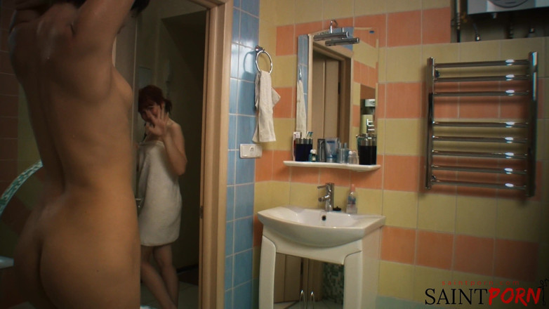SaintPorn: Amber Ananyev küvette mastürbasyon yaparken Red Maggie de katıldı!