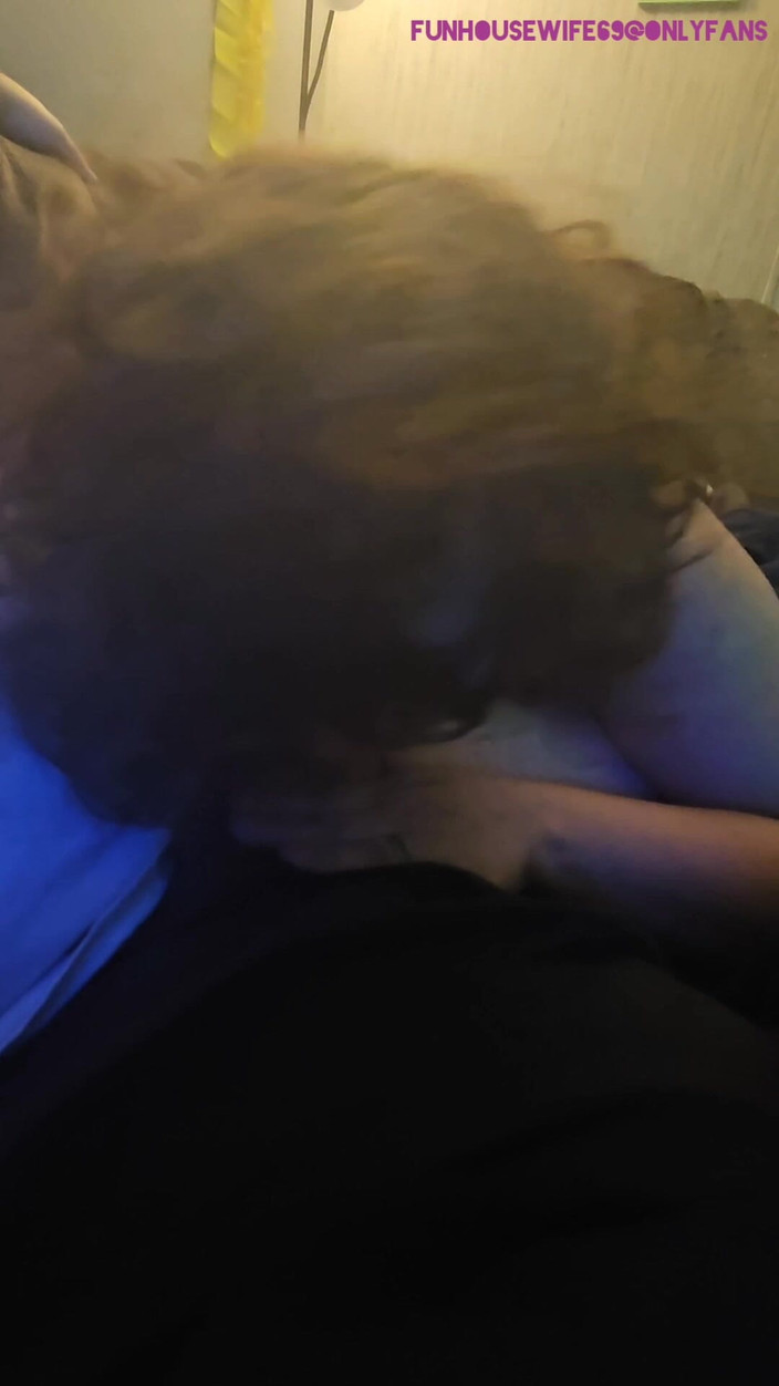 Funhousewife69: Anh ấy bảo tôi bú cu của anh ấy vì vậy tôi đã...