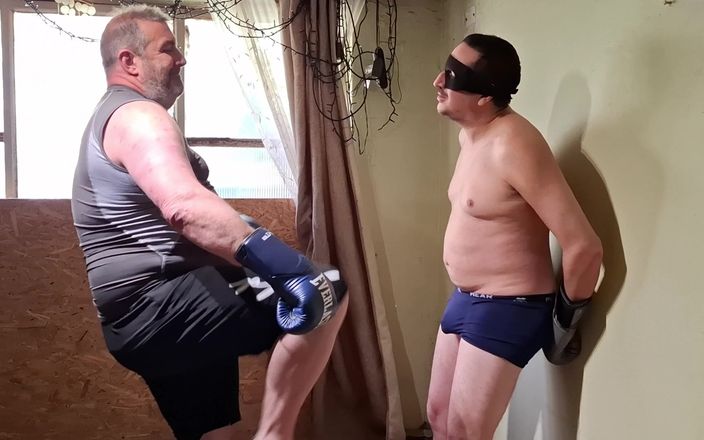 Combat and fetish: Gümüş baba boksör iş üstünde gücünü test ediyor
