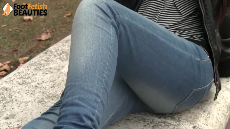 Foot Fetish HD: Сексуальна брюнетка Амбра грає своїми сексуальними ногами на відкритому повітрі