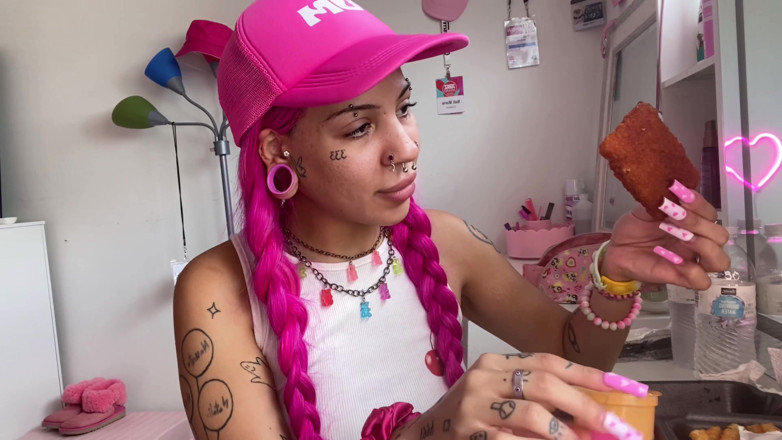 Nali Marie: Пикантная еда, Mukbang, переедание миниатюрной девушки, поедающей горячую пищу крупным планом, длинные ногти, фетиш, акриловые ногти юной с большой в чулках