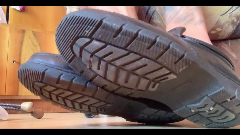 Jasons feet: Jeśli kochasz spocone stopy w butach bez skarpetek.