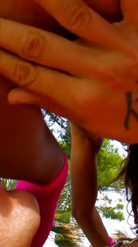 Bruneta Jade Love cu țâțe mici ia o muie profundă și se fute tare