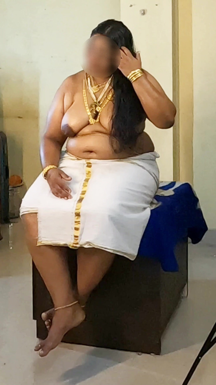 Anne Ipe: Indisch meisje in traditionele jurk, topless fotoshoot in sieraden