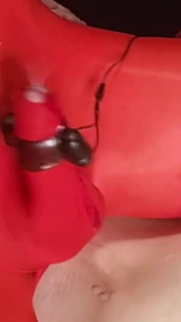 Mladá Femboy Cums Through Sissy Spodní souprava při jízdě na tlustém ptákovi stříkání