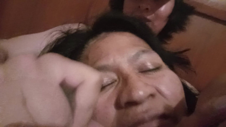 Moo DBOXXX: Lihat gimana aku melemparkan susu panas ke ibu tiriku-, dia...