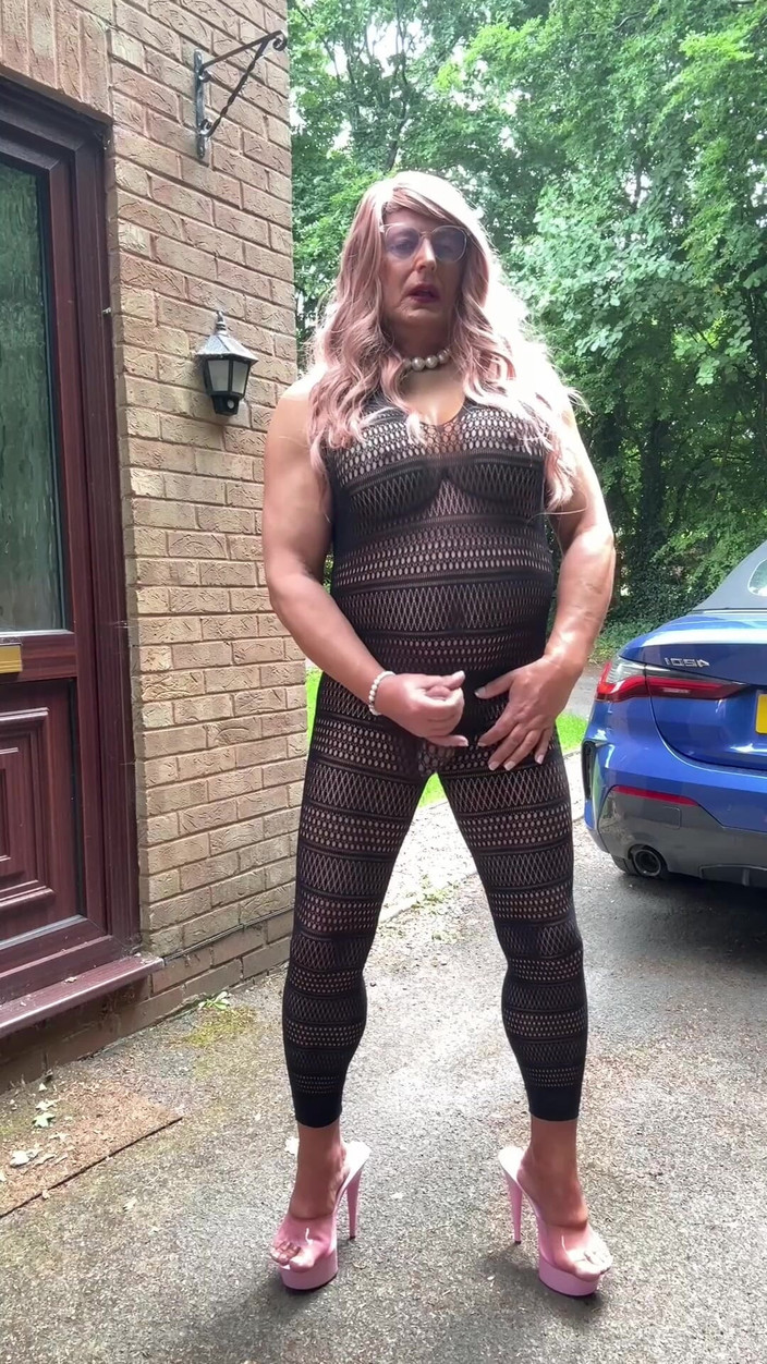 Kellycd2022: Crossdresser seksi Kellycd2022 dalam pakaian kucing hitam seksi dan tumit