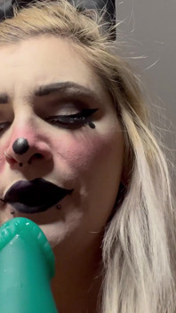 Klaun dívka vám dává nedbalé vaping kouření